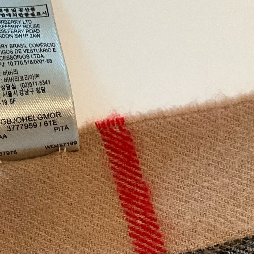 BURBERRY ST. HELEN REVERSIBLE POCKET STOLE/ SCARF. - Picture 10 of 10